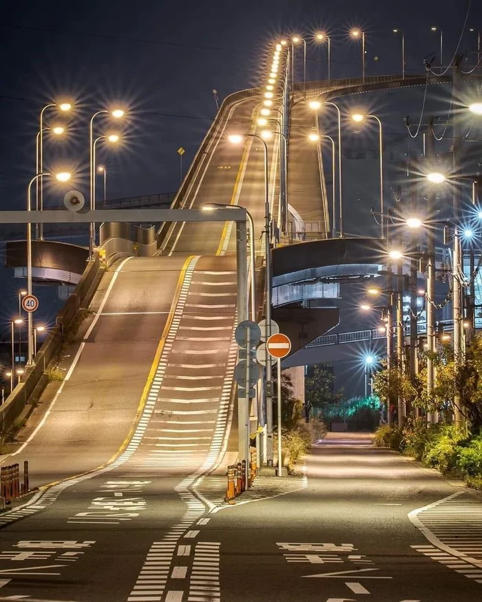 Night shot of the Namihaya Bridge in Osaka (Japan) with the illusion of being “suspended” in the air - Osaka, Bridge, Japan, Illusion, Night, From the network, Video