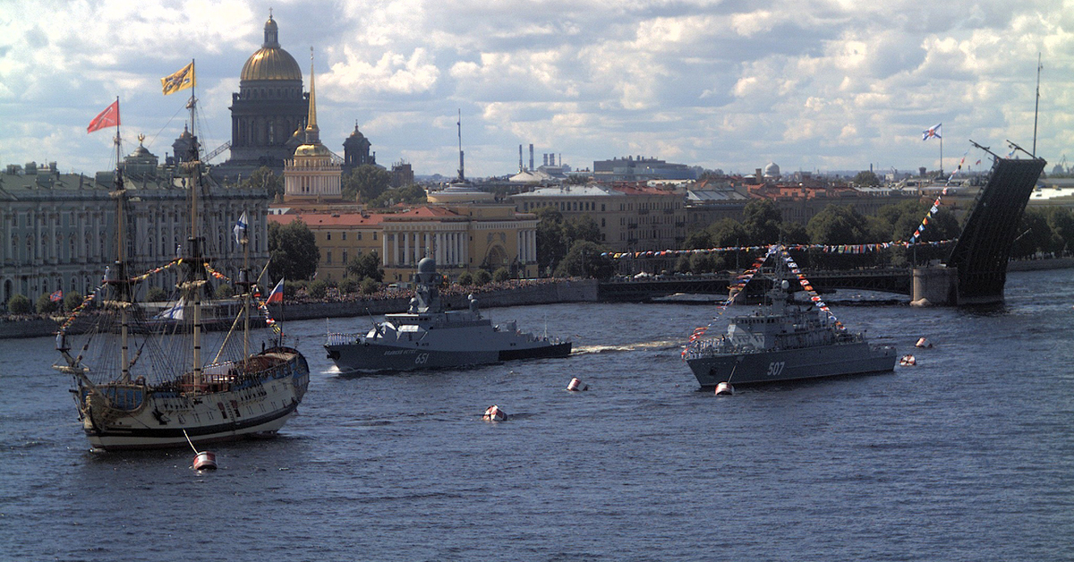 Военно морской питер. Санкт Петербурге 2020 морской парад Петербурге 2020. Парад на день ВМФ В Санкт-Петербурге 2021. Питер день ВМФ вечером. Главный военно-морской парад в Санкт-Петербурге 2021 Береговая охрана.