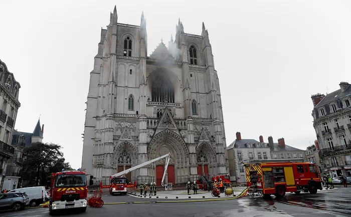 Refugee admits to burning church - France, Refugees, Nantes, Catholic Church, Fire, Arson, Rwanda, Longpost