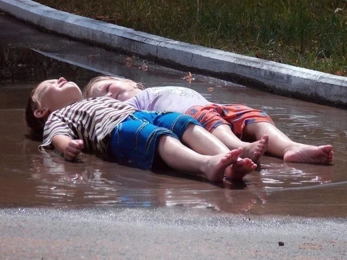 Звезды в лужах делить с тобой... - Копипаста, Фотография, Лужа, Дети