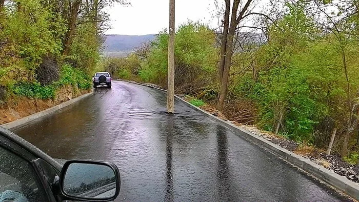 Another example of the recklessness of the Slavic brothers - Road, Pillar, Danger, Bulgaria, From the network