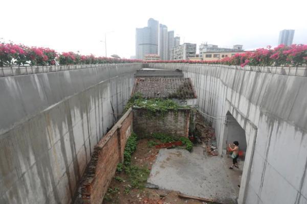 The Chinese built a bridge around a private house - China, Highway engineering, Video, Longpost