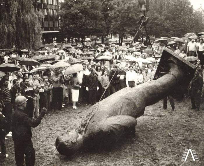 The first fallen Lenin in the USSR, 1990, August 6 (Kaunas, Lithuania) - Lithuania, Baltics, the USSR, Lenin