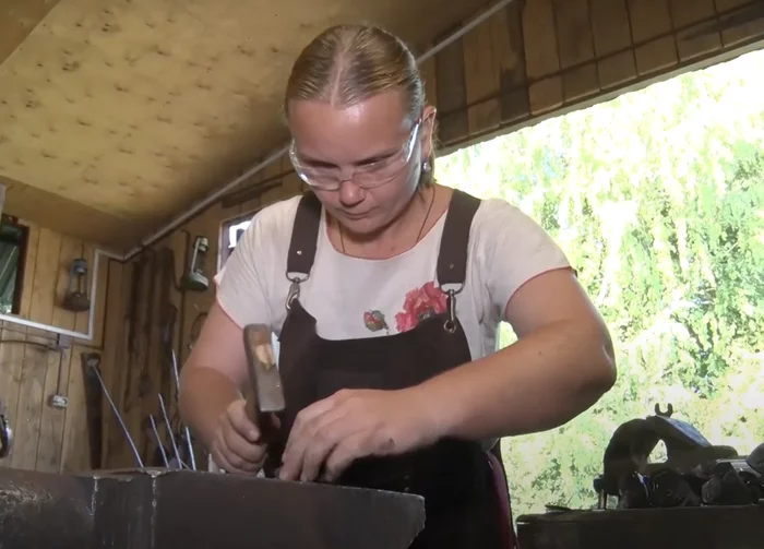 She opened a forge and began making roses from metal - My, Craft, Women, Creation, Video