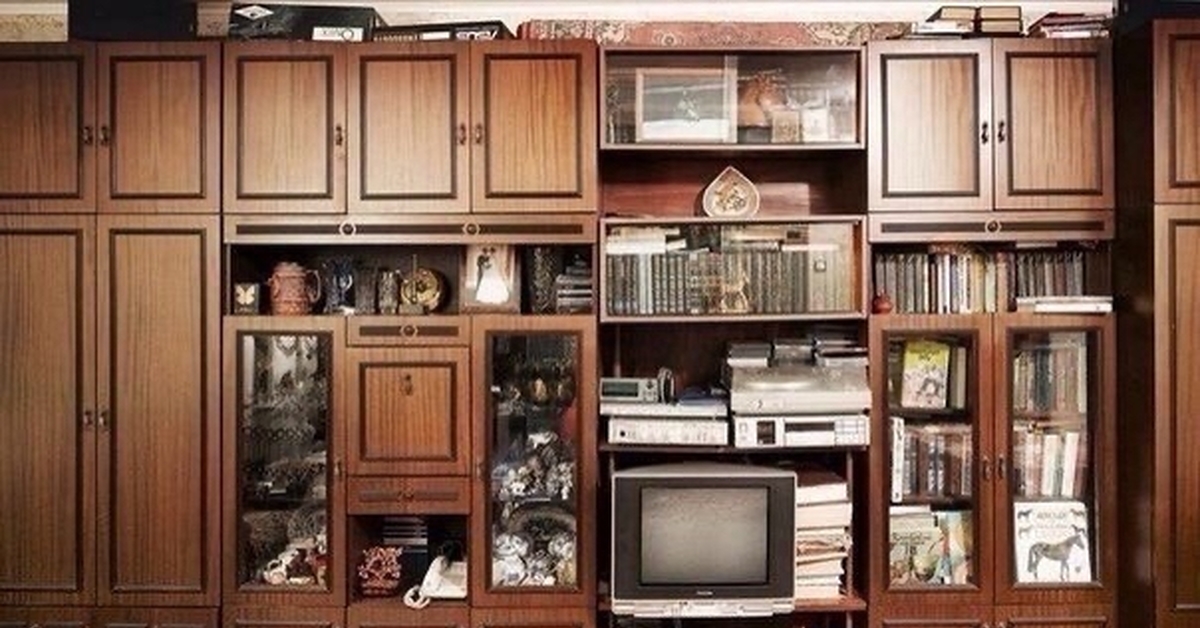 Старые стенки мебель. Советские стенки для гостиной. Советская мебельная стенка. Советская стенка в современном интерьере. Стенка 80-х годов.