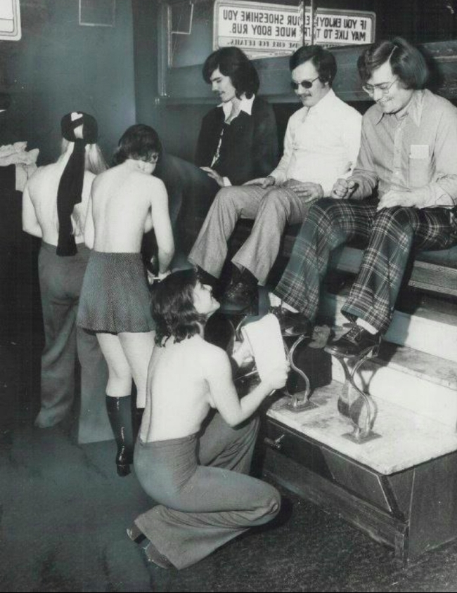Topless shoe shine, Toronto 1975 - Black and white photo, Topless, Girls, Toronto