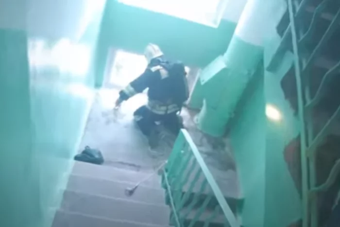 Ryazan firefighter removed work in a smoky apartment - Fire, Smoke, Firefighters, Work, Video, Combustion, Fire, Extinguishing
