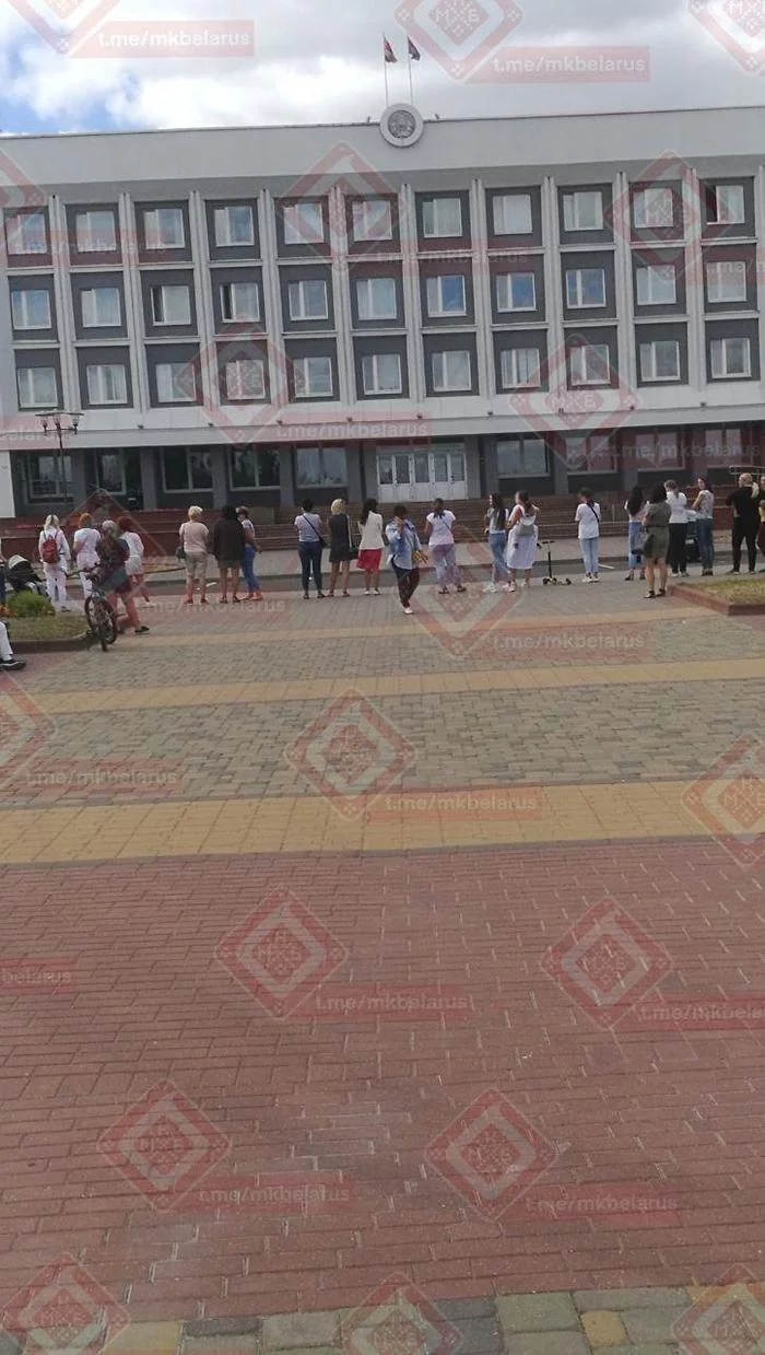 All over Belarus people are forming human chains to express their support for the protests!! - Republic of Belarus, Longpost, Politics