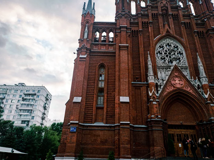 Gothic in the center of Moscow. Roman Catholic Cathedral of the Immaculate Conception of the Blessed Virgin Mary - My, Mobile photography, Xiaomi Redmi Note 7, Google Camera, Lightroom mobile, Longpost, Cathedral, Gothic, Moscow