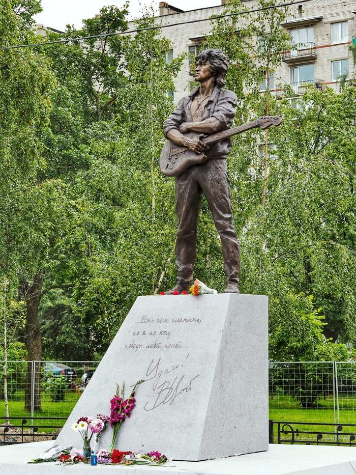 Tsoi is alive! - Viktor Tsoi, Monument, Saint Petersburg, The photo