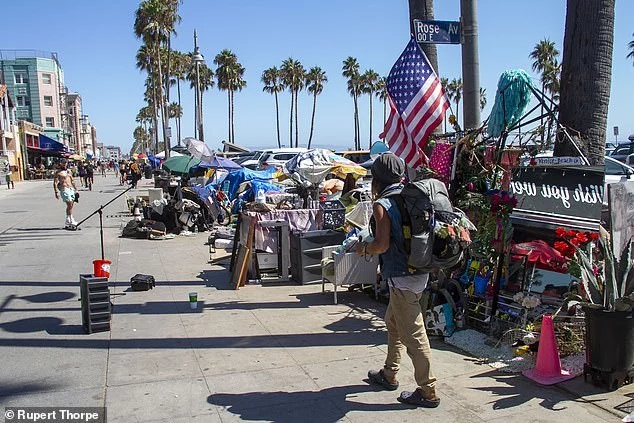 In Los Angeles, the beaches and boulevards are occupied by homeless people, and celebrities and the middle class are fleeing the city. - Los Angeles, Bum, A crisis, USA, Coronavirus, Hollywood, Longpost