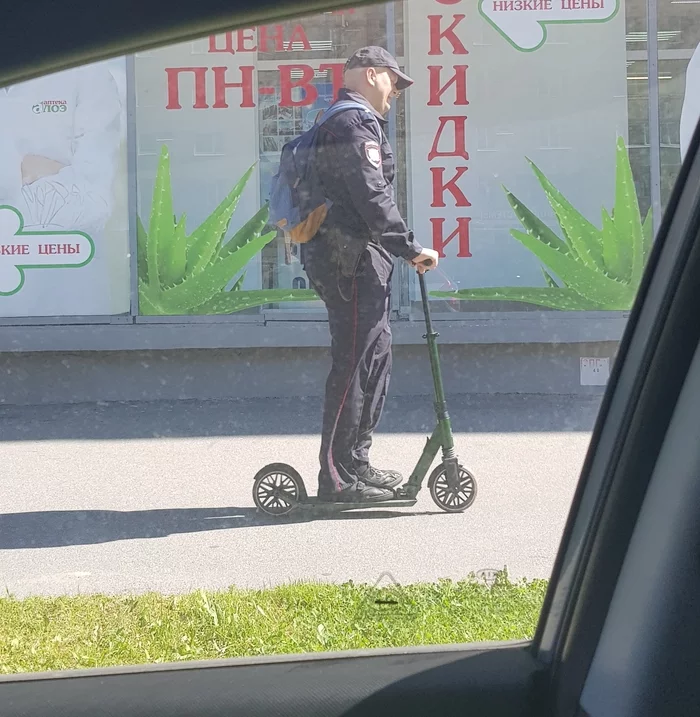 The most honest policeman in St. Petersburg - My, Humor, Saint Petersburg, Kick scooter, Policeman, Police
