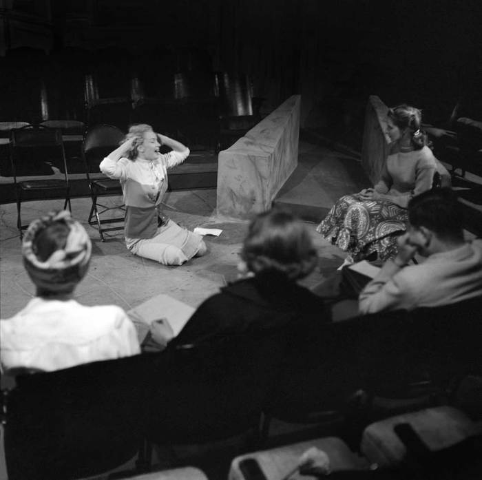 Великолепная Мэрилин - часть 145    Прослушивание 3 декабря 1950г в Players Ring Theatre - Мэрилин Монро, Знаменитости, 20 век, Кинематограф, Фотография, Черно-белое фото, Длиннопост, Серия Великолепная Мэрилин Том I