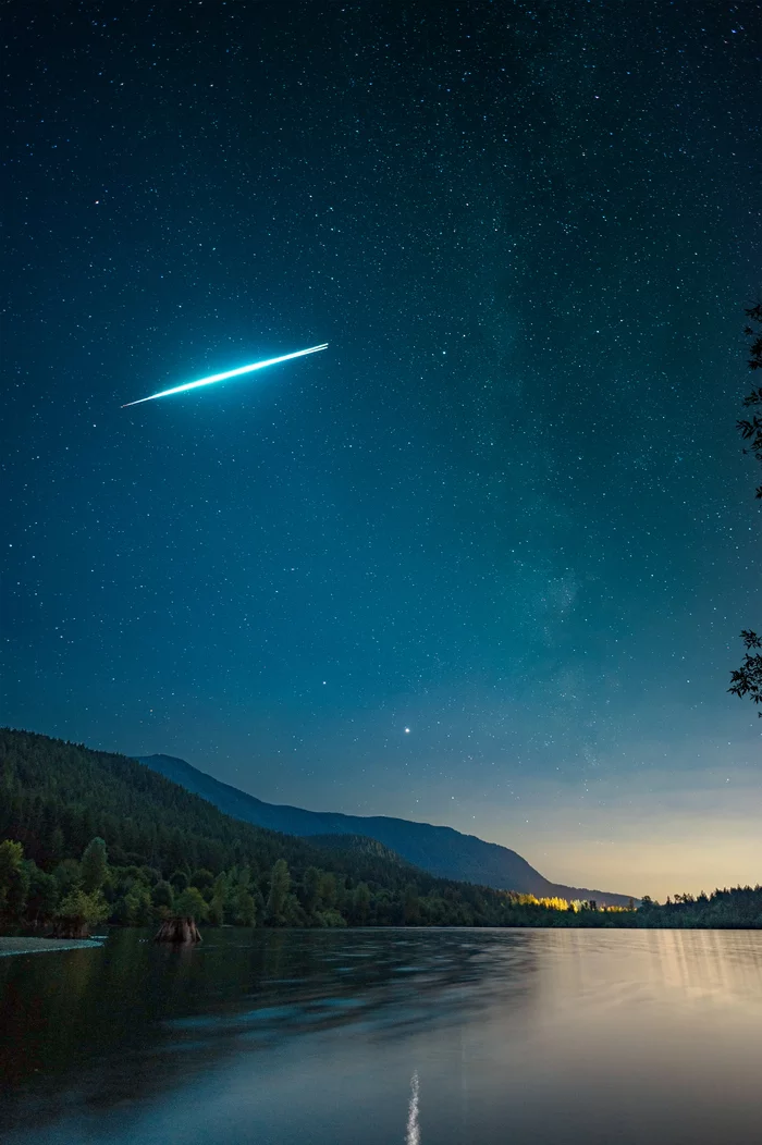 A meteor splitting in two over Rattlesnake Lake, Washington! - Meteor, Starry sky, Milky Way, Lake, Sky, Washington, The photo, Lucky moment