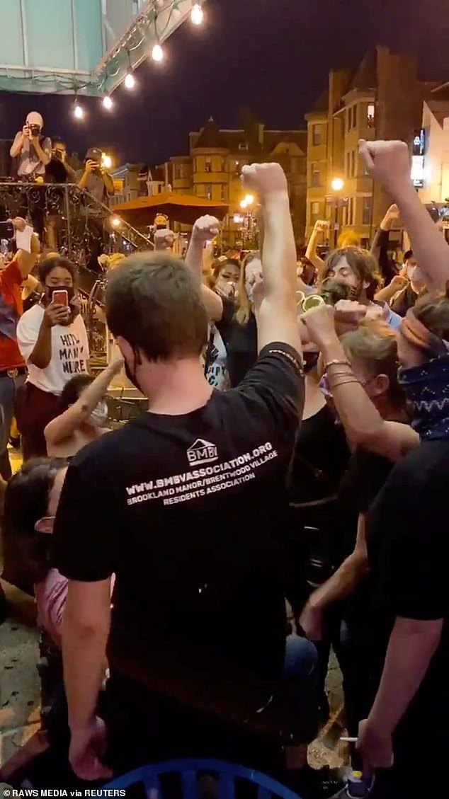 BLM protesters aggressively demand support from restaurant patrons - Black lives matter, Crowd, USA, Video, Longpost, Fists