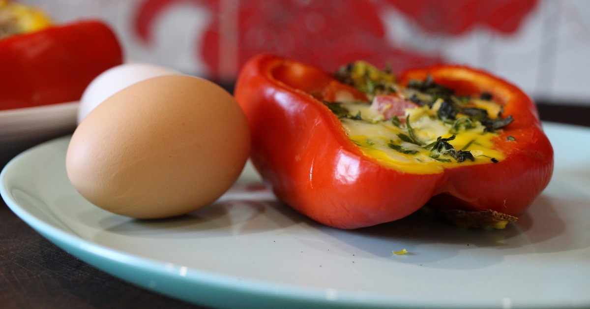 Яйцо запеченное в перце. Яичница в сметане по кабардински. Яичница в сладком перце. Фаршированный перец с беконом. Яйцо запеченное в перце.