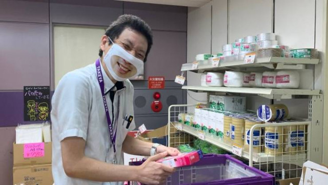 Japanese store employees wear smiling masks - Score, Salesman, Pandemic, Mask, Japan, Coronavirus, Medical masks, Smile, Interesting, Longpost, Оригинально