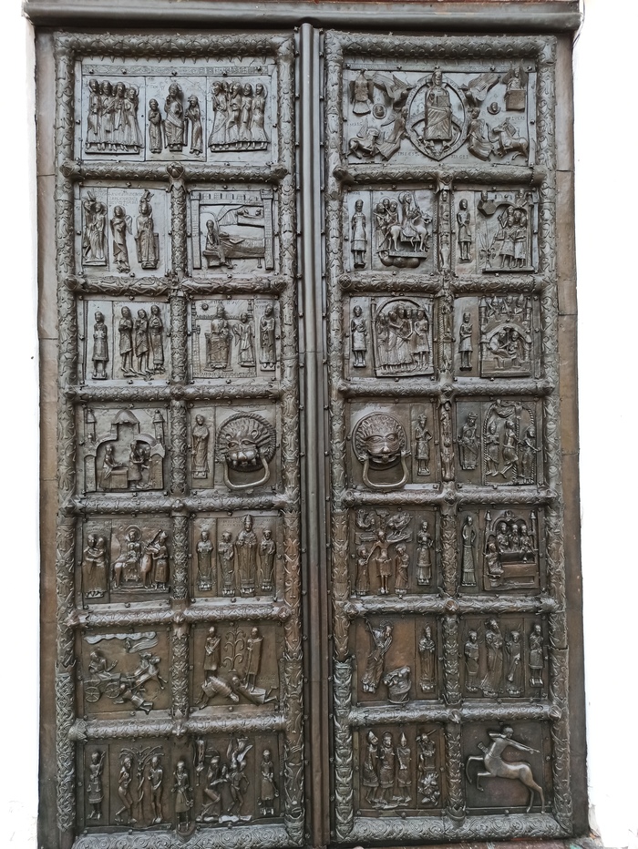 Дверь, которой уже более 900 лет Дверь, Кремль, Великий Новгород, Старина, Библия, Металл