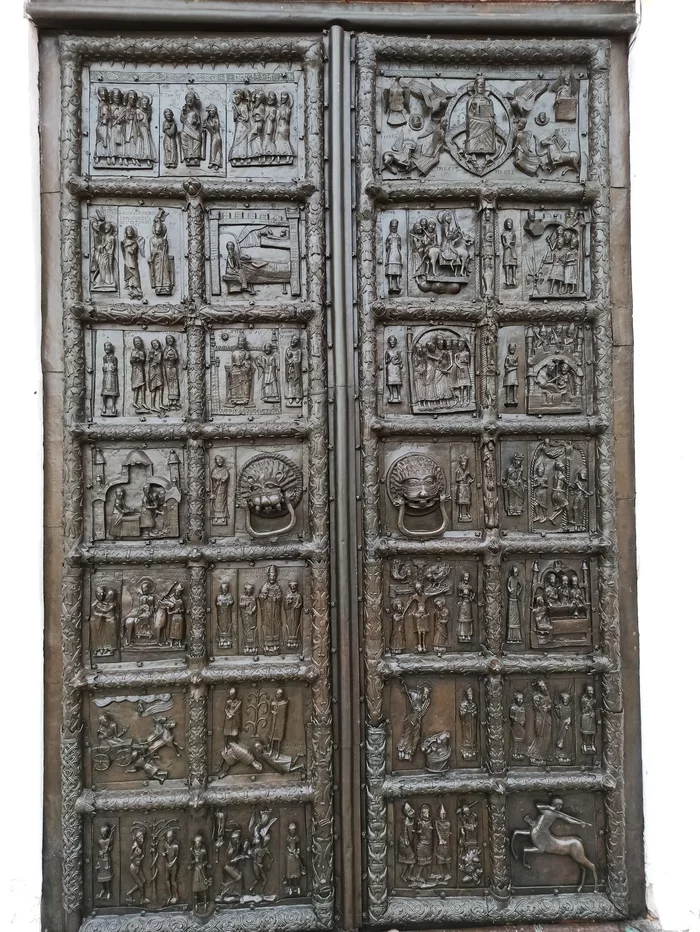 A door that is over 900 years old - My, Door, Kremlin, Velikiy Novgorod, Old man, Bible, Metal