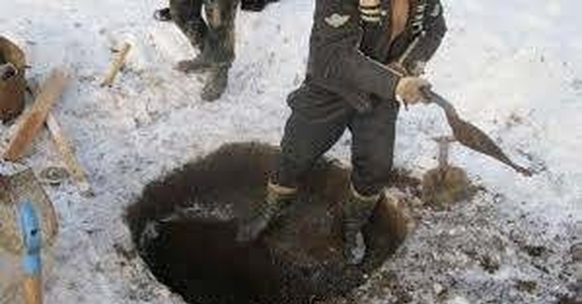 Капала яму. Копка колодца зимой. Копание ямы вручную. Копать зимой. Копка зимой земли.