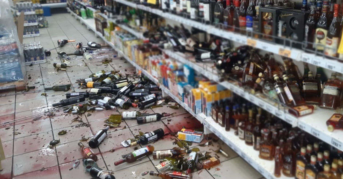 Разбитые бутылки в магазине