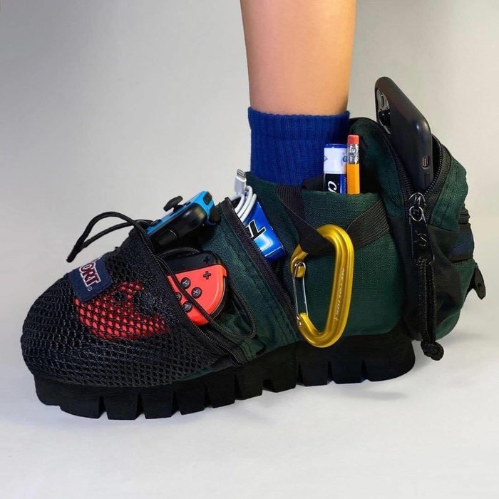 - Бабушка, бабушка, а почему у тебя такие большие ноги?