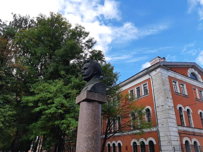 М. В. Фрунзе у завода Арсенал