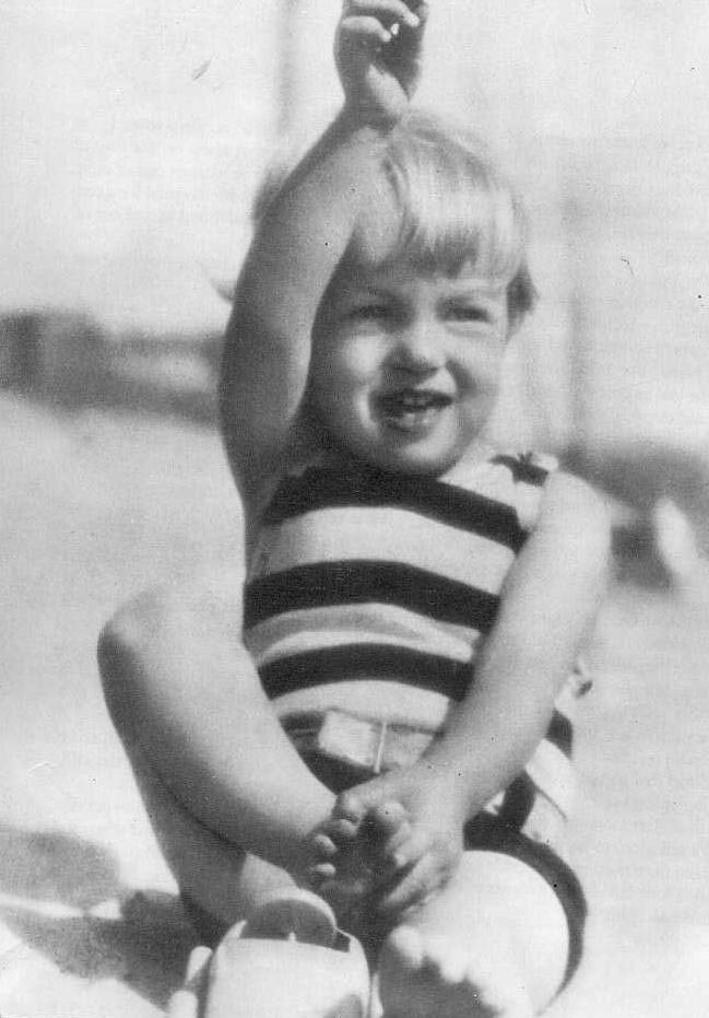 Biography MM (II) 1928 Cycle Magnificent Marilyn - 187 - Marilyn Monroe, Celebrities, Biography, Childhood, Actors and actresses, Parents and children, The photo, Black and white photo, , 20th century, Girl, Mum, 1928, Baby photo, Longpost
