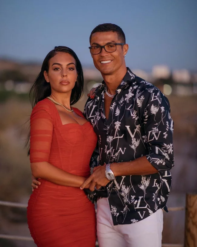 Ronaldo gave Georgina a ?615,000 Cartier ring to celebrate their engagement (The Sun) - Football, Cristiano Ronaldo, Juventus, Sport, Bride, Ring, Presents, The photo, Celebrities, Footballers