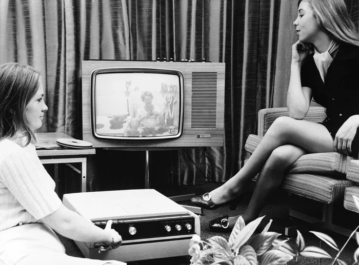 Why do thousands of people in the UK still watch black and white TV? - TV set, The television, Story, Video, Interesting, Informative, Facts, Question, Answer, Longpost, , Great Britain