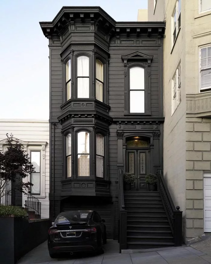 In a black, black city, on a black, black street, there stood a black, black house... - The photo, USA, San Francisco, House, Architecture, beauty, Victorian era, Reddit