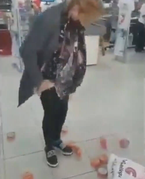 Store employees caught a thief with a good supply of tuna under her clothes - Negative, Theft, Vigilance, Crime, Argentina, Video, Longpost