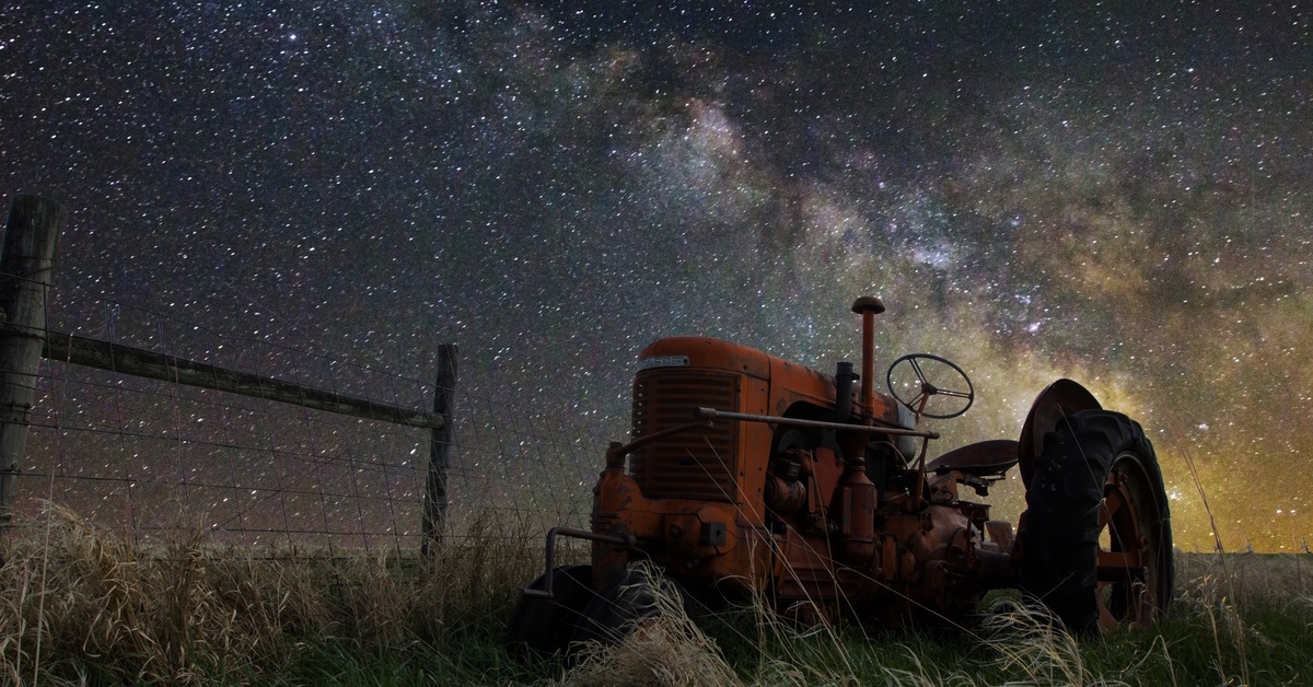 Dark farms. Трактор ночью. Трактор ночью в поле. Трактор в ночном поле. Трактор небо.