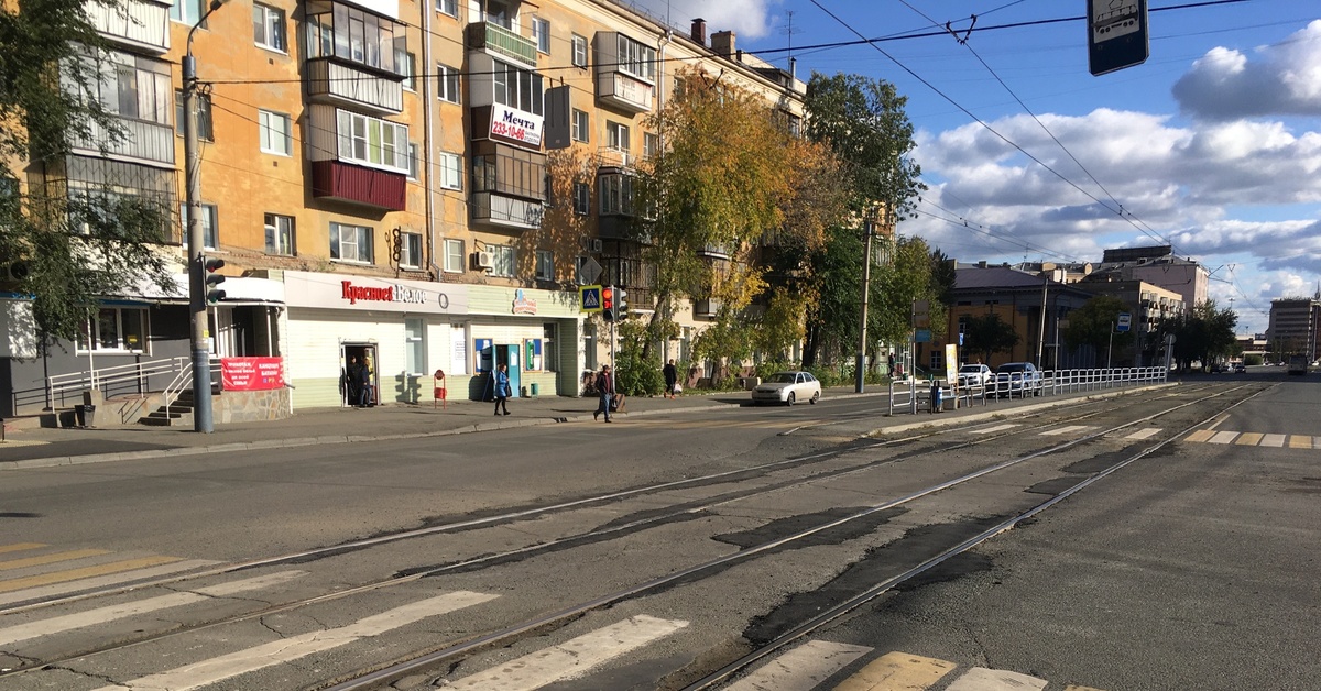 Пешеход челябинск. Перекресток Цвиллинга Ленина. Пересечение Цвиллинга и свободы Челябинск. Хулиганы улицы Цвиллинга. Провал асфальта на перекрестке улиц Цвиллинга и Коммуны.