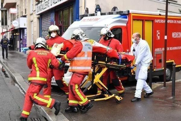 In Paris, four people were wounded with a machete outside the Charlie Hebdo editorial office after the republication of cartoons about Muhammad - Politics, Paris, Religion, Negative, Violence, France, Video, Longpost