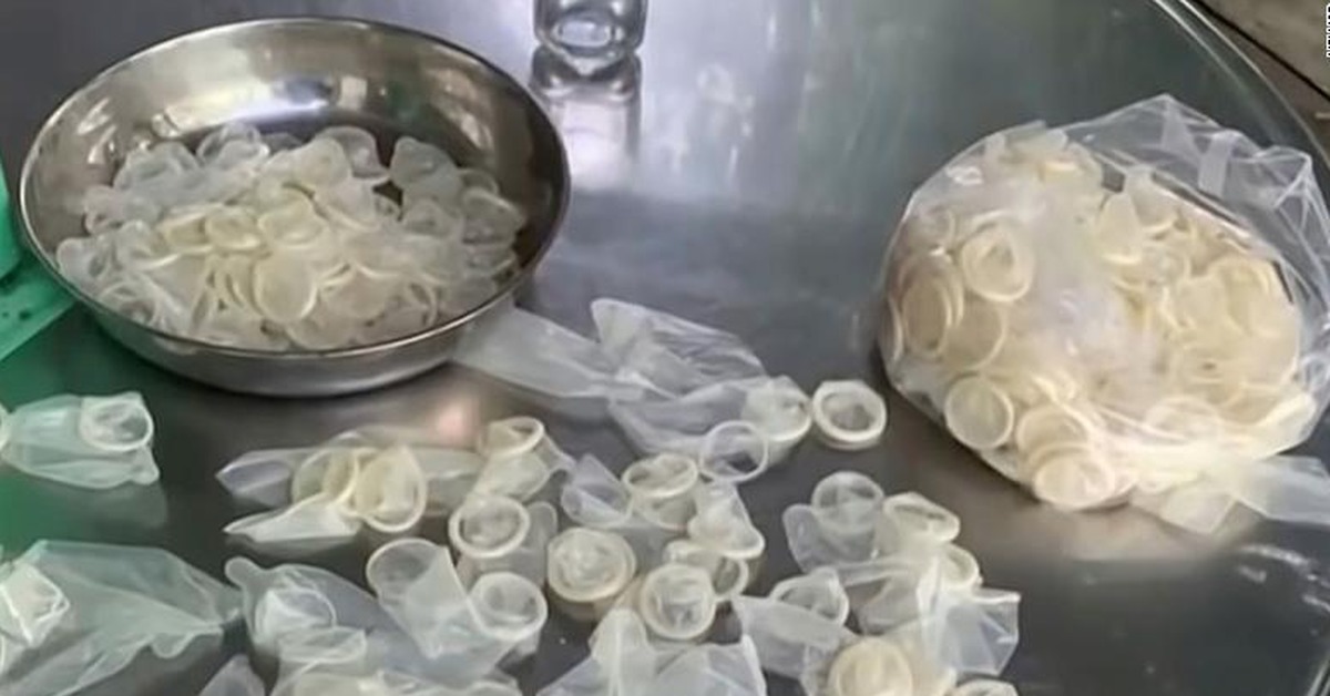 Найденные использованные презики. Использованный презерватив. Разбросанные использованные презервативы. Коллекция использованных презервативов. Вьетнамские презервативы