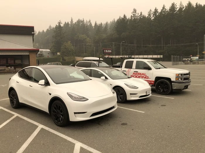 Tesla Model Y next to Tesla Model 3 - My, Tesla, Tesla model 3, Tesla Model y, Electric car, Auto, Canada, Longpost