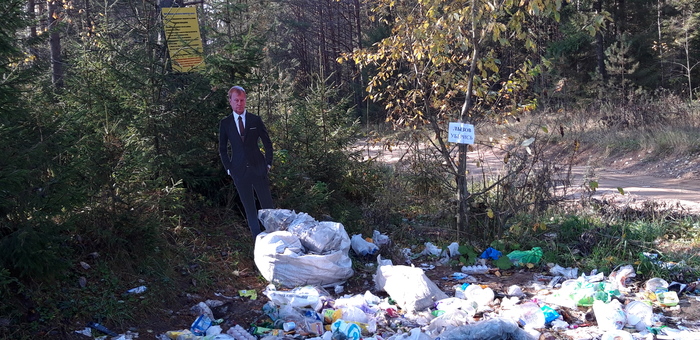 Активисты нашли на свалке в Пермском крае картонного главу района