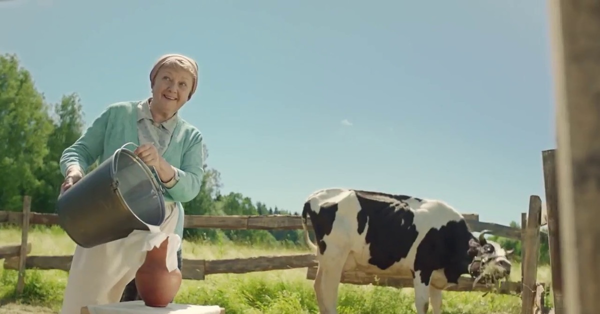 Реклама про деревню. Домик в деревне молоко реклама. Реклама молока домик в деревне. Молоко бабушка в деревне. Рекламные ролики домик в деревне.
