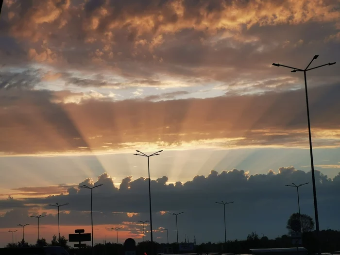 It seems like something is going on there... - Sunset, The photo, Sun rays