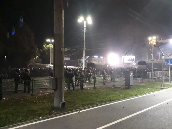 3) October 5th. Confrontation between security forces and protesters in Kyrgyzstan. Protesters seized the building of parliament and presidential administration - Bishkek, Politics, Elections, Protest, Protest actions, Kyrgyzstan, news, Video, Longpost, Protests in Kyrgyzstan