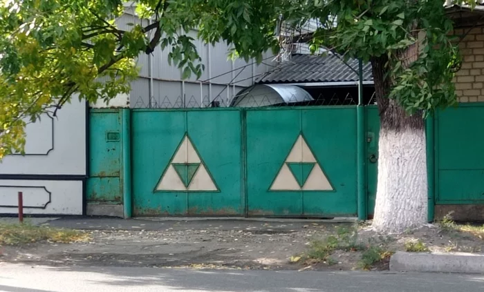 I think I've found an oldfag club - My, Fence, Oldfags, Triforce