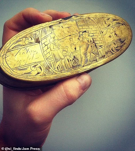 500-летние монеты, оружие и человеческие черепа: Мужчина показывает необычные предметы, которые он раскопал на береговой линии Темзы Находка, Темза, Длиннопост