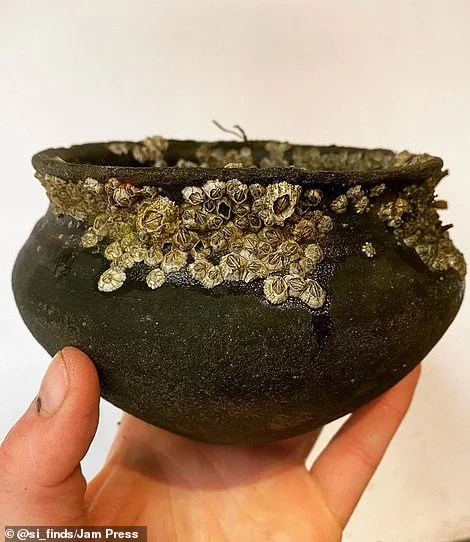 500-летние монеты, оружие и человеческие черепа: Мужчина показывает необычные предметы, которые он раскопал на береговой линии Темзы Находка, Темза, Длиннопост