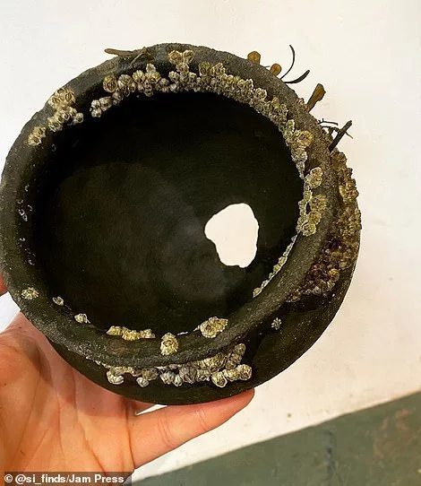 500-летние монеты, оружие и человеческие черепа: Мужчина показывает необычные предметы, которые он раскопал на береговой линии Темзы Находка, Темза, Длиннопост