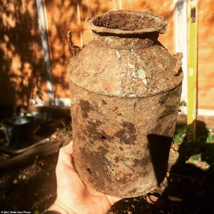 500-летние монеты, оружие и человеческие черепа: Мужчина показывает необычные предметы, которые он раскопал на береговой линии Темзы Находка, Темза, Длиннопост