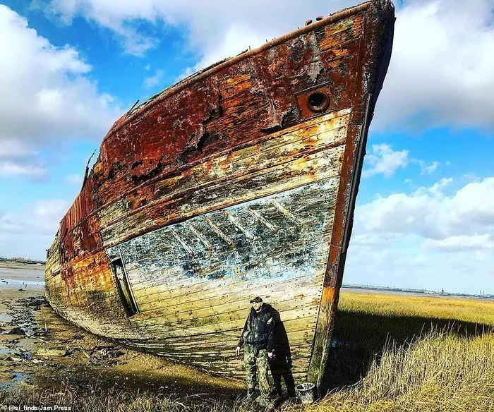 500-летние монеты, оружие и человеческие черепа: Мужчина показывает необычные предметы, которые он раскопал на береговой линии Темзы Находка, Темза, Длиннопост