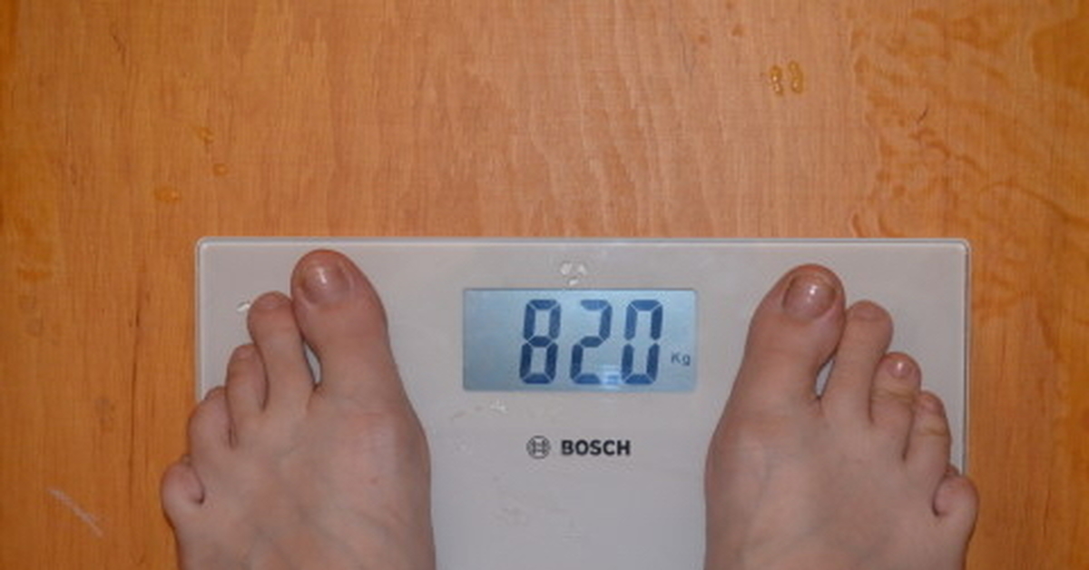 Почему весы показывают разный вес при повторном. Вес 80 на весах. 80 Кг на весах. 82 Кг на весах. Вес 80 кг на весах.