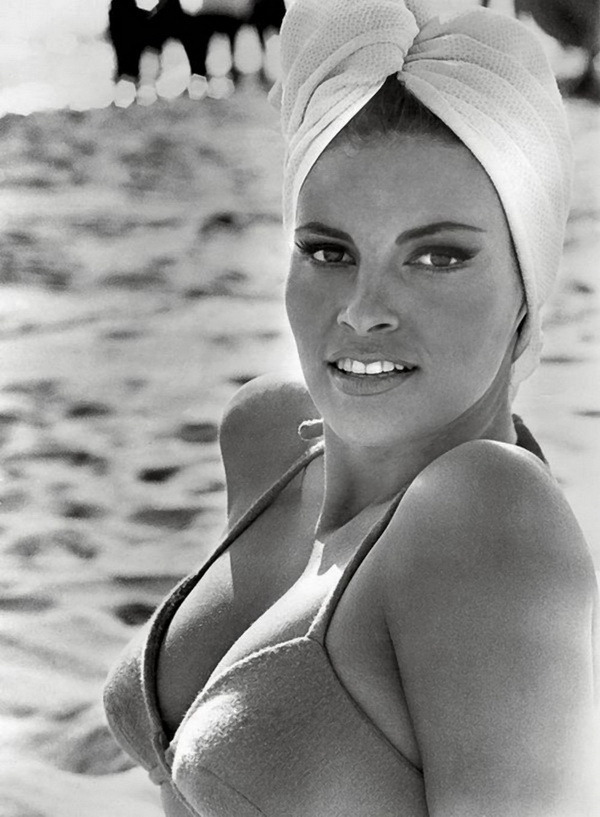Andy Dufresne's poster girl. Raquel Welch. retro photo post - NSFW, Raquel Welch, Actors and actresses, Retro, 70th, 80-е, Swimsuit, Black and white, The photo, GIF, Longpost