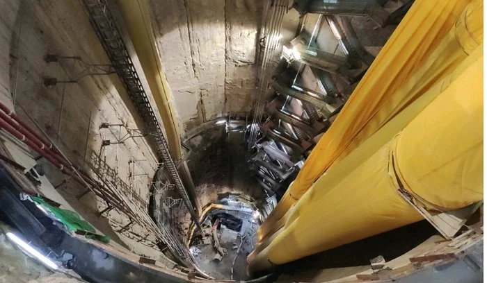 Flight into the abyss: in Hong Kong, an excavator fell off a crane while being lowered into a tunnel shaft. Luckily no one was hurt - Building, Excavator, Tunnel, The fall, Incident, China, Hong Kong, Mine, The photo, Flight, Safety engineering, GIF, Video